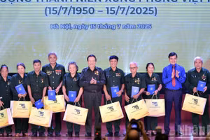 Trao quà tặng các cựu thanh niên xung phong tại lễ kỷ niệm 75 năm Ngày truyền thống lực lượng thanh niên xung phong Việt Nam, tháng 7/2025. (Ảnh minh họa: LINH PHAN)