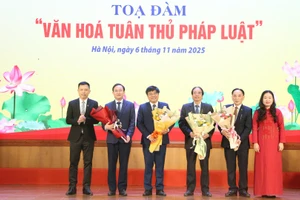 Các đại biểu tham dự tọa đàm “Văn hóa tuân thủ pháp luật”.