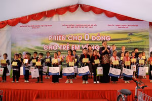 Các đại biểu trao học bổng và quà tặng các em học sinh trong “Phiên chợ 0 đồng”, tháng 9/2023, tại xã Cao Phạ, huyện Mù Cang Chải (cũ), tỉnh Yên Bái (trước đây). (Ảnh BTC)