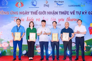 Một hoạt động tại chương trình hỗ trợ trẻ tự kỷ có hoàn cảnh khó khăn tại Nghệ An. (Ảnh NFVC)