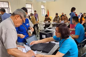 Người dân được hỗ trợ thực hiện ủy quyền nhận lương hưu tại Nhà văn hóa Tổ dân phố Bạch Đằng, phường Hà Đông, Hà Nội. (Ảnh VSS)