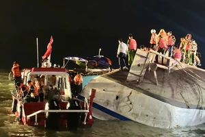 Nỗ lực tìm kiếm các nạn nhân trong vụ chìm tàu du lịch tại Quảng Ninh. (Ảnh: QUANG THỌ)