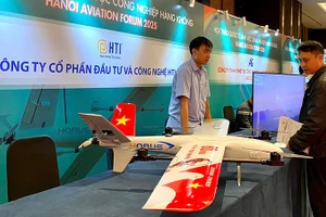 Nhiều giải pháp công nghệ mới trong lĩnh vực hàng không được doanh nghiệp giới thiệu bên lề hội thảo.