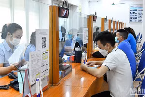 Lao động tìm hiểu thông tin về bảo hiểm thất nghiệp tại Trung tâm Dịch vụ việc làm Hà Nội. (Ảnh THỦY NGUYÊN)