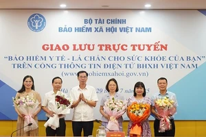 Phó Giám đốc Bảo hiểm xã hội Việt Nam Đào Việt Ánh tặng hoa khách mời, chuyên gia dự chương trình. (Ảnh VSS)
