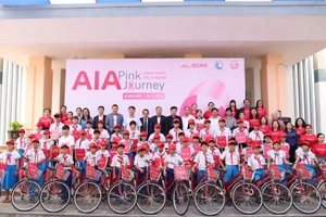 Ban tổ chức Chương trình “Hành trình yêu thương” trao tặng xe đạp cho trẻ em có hoàn cảnh khó khăn tại Quảng Ngãi. (Ảnh BTC)