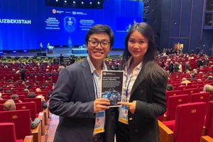 Hai thành viên Ban Tham vấn Thanh niên Plan International Việt Nam Trần Hà Anh và Phan An Khang tại Lễ mở ký Công ước Hà Nội với vai trò quan sát viên. (Ảnh Plan International Việt Nam)