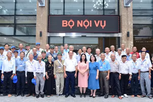 Các đại biểu người có công tỉnh Đồng Tháp cùng đại diện lãnh đạo Bộ Nội vụ chụp ảnh lưu niệm.