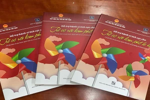 Bản in tài liệu “Hỗ trợ hành vi tích cực cho trẻ có rối loạn phổ tự kỷ”.