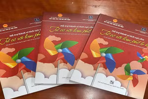 Bản in tài liệu “Hỗ trợ hành vi tích cực cho trẻ có rối loạn phổ tự kỷ”.