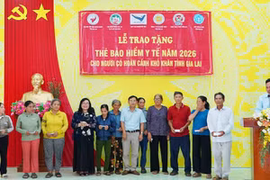 Trao tặng thẻ bảo hiểm y tế cho người dân có hoàn cảnh khó khăn tại chương trình. (Ảnh: BTC)