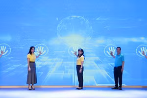 Vietnam Post và Bảo hiểm xã hội thành phố Hà Nội ra quân vận động người dân tham gia bảo hiểm xã hội tự nguyện, bảo hiểm y tế hộ gia đình, tháng 11/2025. (Ảnh VNPost)