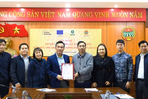 Oxfam tại Việt Nam và Hội Nông dân tỉnh Lào Cai ký thỏa thuận triển khai sáng kiến “Nâng cao năng lực cho cộng đồng phụ nữ người Dao Đỏ thôn Tả Ngảo, xã Bát Xát, tỉnh Lào Cai bảo tồn, phát triển kiến thức bản địa gắn với chuỗi giá trị sản phẩm nông dược để phát triển bền vững góp phần bảo tồn đa dạng sinh học và ứng phó với biến đổi khí hậu, giảm phát thải khí nhà kính”. (Ảnh BTC)