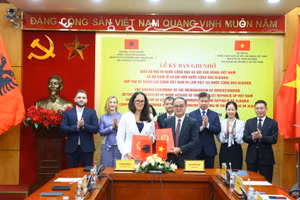 Các đại biểu tại lễ ký kết bản ghi nhớ giữa Bộ Nội vụ Việt Nam và Bộ Kinh tế và Đổi mới Albania hợp tác về người lao động Việt Nam đi làm việc tại nước cộng hòa Albania. (Ảnh: Bộ Nội vụ Việt Nam)