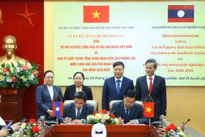 Các đại biểu tại Lễ ký Bản ghi nhớ hợp tác giai đoạn 2026-2030 giữa Bộ Nội vụ Việt Nam và Ban Tổ chức Trung ương Đảng Nhân dân Cách mạng Lào. (Ảnh Moha) 