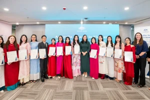 Trao học bổng cho 14 sinh viên Việt Nam sang học tập tại các trường đại học Australia trong khuôn khổ chương trình học bổng Chính phủ Australia, tháng 11/2025. (Ảnh Đại sứ quán Australia)