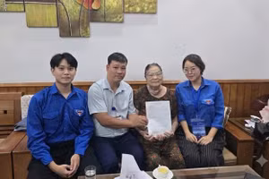 Chi đoàn 02 Đoàn Thanh niên Trung tâm Phục vụ hành chính công cùng tổ xung kích Điểm hỗ trợ dịch vụ công số Phương Liệt tới nhà hỗ trợ công dân về thủ tục ủy quyền. (Ảnh Trung tâm Phục vụ hành chính công Hà Nội)
