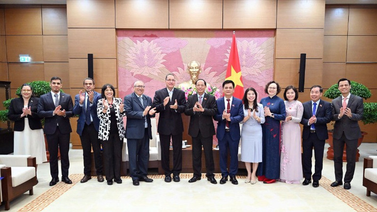 Các đại biểu chụp ảnh lưu niệm. pho-chu-tich-quoc-hoi-thuong-tuong-tran-quang-phuong-va-doan-dai-bieu-dang-xa-hoi-chu-nghia-thong-nhat-venezuela-chup-hinh-luu-niem-3070.jpg
