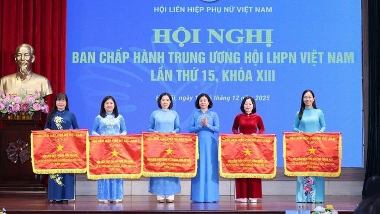 លោកស្រី ង្វៀន ធី ទ្វៀន ប្រធានសហភាពនារីវៀតណាម បានប្រគល់ទង់ជាតិត្រាប់តាម ahr-jgir-3681.jpg