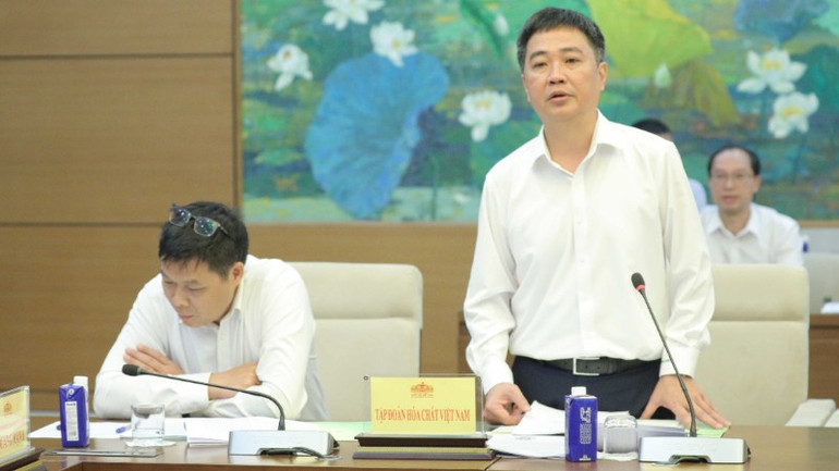Phó Tổng Giám đốc Tập đoàn Hóa chất Việt Nam Lê Hoàng báo cáo tại buổi làm việc. pho-tong-giam-doc-tap-doan-hoa-chat-viet-nam-le-hoang-1-7492.jpg