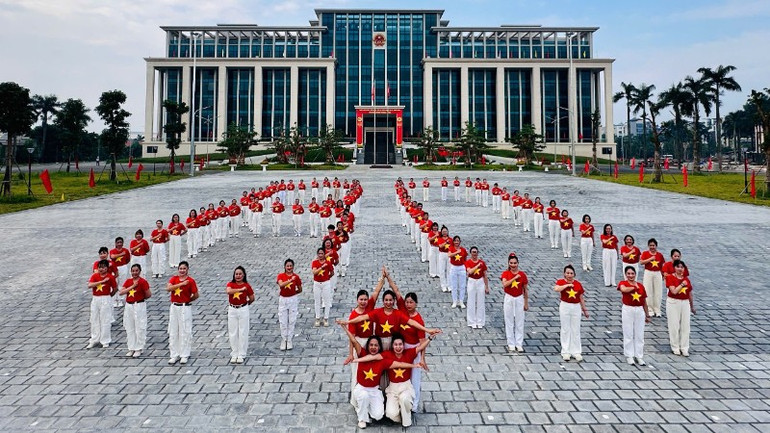 Hoạt động đồng diễn dân vũ góp phần lan tỏa những hình ảnh đẹp về phụ nữ Thủ đô thời đại. z6959788575638-e574f5ff5ec7a1ba7195b5526a0504cb-7613.jpg