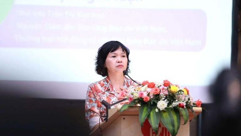 Nhà báo Trần Thị Kim Hoa, nguyên Giám đốc Bảo tàng Báo chí Việt Nam chia sẻ tại hội thảo. z6693220142929-7ad5b5188818ea8b0e184c1b5a9d79c2.jpg