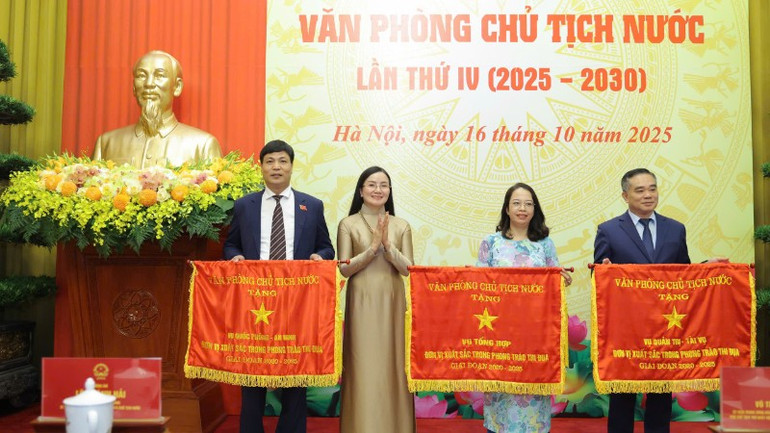 Phó Chủ nhiệm Văn phòng Chủ tịch nước Phan Thị Kim Oanh trao Cờ thi đua tặng các tập thể có thành tích xuất sắc trong phong trào thi đua yêu nước, giai đoạn 2020-2025. z7121913471276-482720ecb969216a1468a8d0e72b6192-6226.jpg