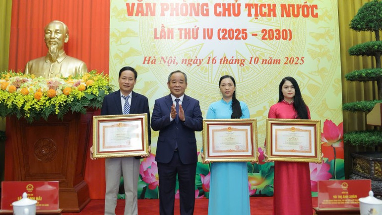 Các cá nhân vinh dự nhận Bằng khen của Thủ tướng Chính phủ. z7122007098265-a387217302a4e987bcb565681d7862dd-6655.jpg