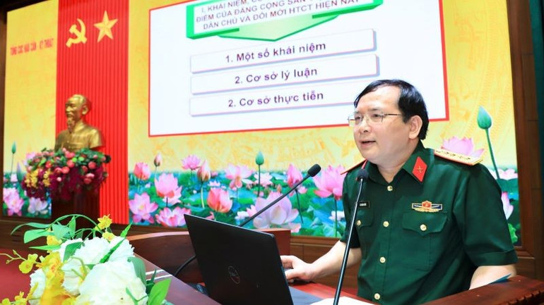 Đại tá, PGS, TS Lê Xuân Thủy, Chủ nhiệm Khoa Chủ nghĩa xã hội khoa học, Học viện Chính trị giới thiệu chuyên đề tại hội nghị. 3.jpg