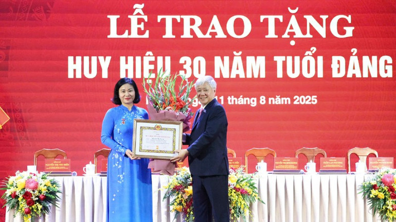 Chủ tịch Ủy ban Trung ương Mặt trận Tổ quốc Việt Nam Đỗ Văn Chiến trao tặng huy hiệu 30 năm tuổi Đảng cho đồng chí Nguyễn Thị Tuyến. z6895480063269-cf6f882bc18b1743d21ea31c91d38d1b-1330.jpg