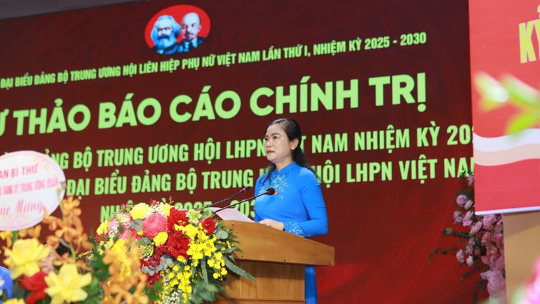 Phó Bí thư Thường trực Đảng ủy, Phó Chủ tịch Thường trực Hội Liên hiệp Phụ nữ Việt Nam Đỗ Thị Thu Thảo trình bày dự thảo Báo cáo chính trị. z6895341044609-2118c82bcf9c06279c81ca04ef267896-3551.jpg