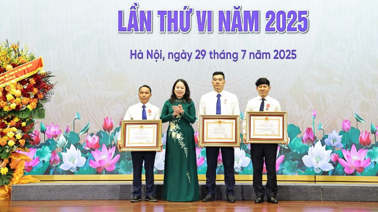 Phó Chủ tịch nước Võ Thị Ánh Xuân trao Danh hiệu Anh hùng Lao động và Huân chương Lao động hạng Ba tặng các cá nhân xuất sắc. z6851987847815-71f4aadca3d06f1f487755e2d93e47de-3892.jpg