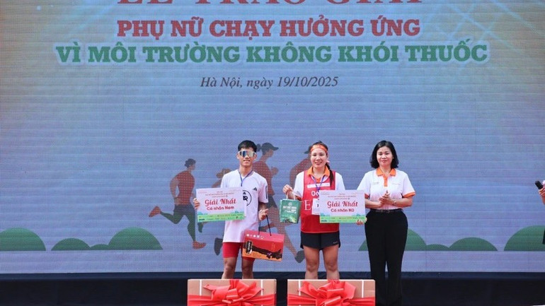 Chủ tịch Hội Liên hiệp phụ nữ Việt Nam Nguyễn Thị Tuyến trao giải Nhất tặng hai vận động viên. z7132245965879-ffec5e24efa3f403d2f6849e9c0c4a23-335.jpg