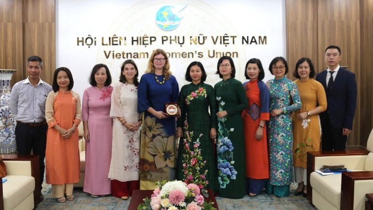 Các đại biểu chụp ảnh lưu niệm. z7077775608131-d878f28e11cc5cfef1894a4074c14c2d-8059.jpg