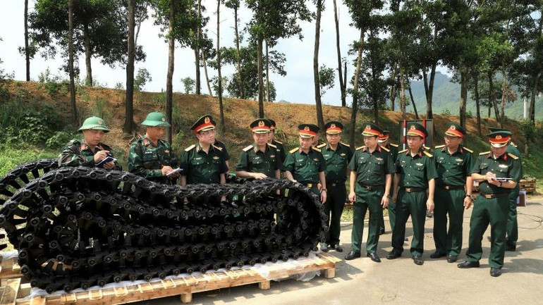Các đơn vị bảo đảm tốt công tác kỹ thuật cho vũ khí, khí tài... sẵn sàng thực hiện nhiệm vụ. z6681922978031-5434e88b55a9498c8b101981496589a6.jpg
