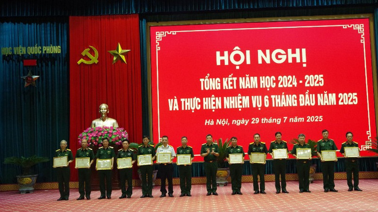 Ban Giám đốc Học viện trao thưởng các tập thể có thành tích xuất sắc, tiêu biểu trong thực hiện nhiệm vụ của Học viện. imgp2387-1645.jpg