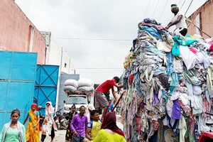 Những núi quần áo cũ được đưa đến Panipat mỗi ngày. Ảnh: THE GUARDIAN