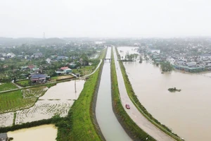 Mức nước lũ chênh lệch từ 0,8-1 m giữa hai bên kênh chính Kẻ Gỗ (Hà Tĩnh).