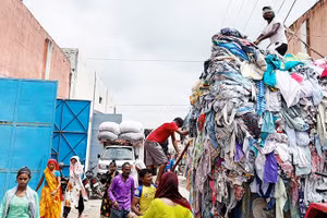 Những núi quần áo cũ được đưa đến Panipat mỗi ngày. Ảnh: THE GUARDIAN