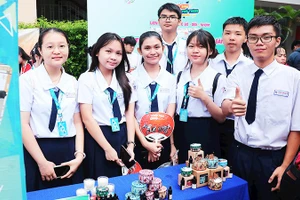 Học sinh tham gia ngày hội.