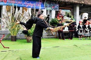 Thầy Lý Hồng Quân và trò Dương Văn Minh biểu diễn múa khèn tại hội xuân. Ảnh: TÙNG VÂN