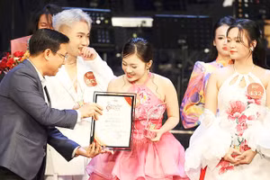 Nguyễn Gia Linh nhận giải thưởng từ ban tổ chức.