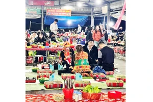 Rộn ràng chợ đêm phố núi