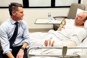 Đại diện chính quyền bang New South Wales thăm hỏi ông Ahmed. Ảnh: ABC NEWS