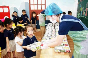 Hoạt động bán trú của học sinh tiểu học tại phường Nam Định.