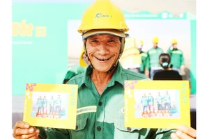 Công nhân của Coteccons vui vẻ với những tấm ảnh lưu niệm với đồng nghiệp được chụp trong chương trình Xây Tết. Ảnh: CTD