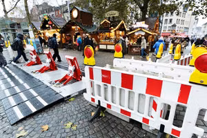Xư Một rào chắn an ninh bên ngoài chợ Giáng sinh tại Đức. Ảnh: AFP