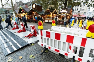 Xư Một rào chắn an ninh bên ngoài chợ Giáng sinh tại Đức. Ảnh: AFP