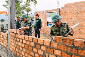 Giúp dân vùng lũ phường Đông Hòa, tỉnh Đắk Lắk xây dựng nhà mới sau thiên tai. Ảnh: Tuyên huấn Quân khu 5 cung cấp