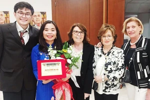 Nhà văn Nguyễn Phan Quế Mai nhận giải thưởng Rhegium Julii cho tiểu thuyết nước ngoài xuất sắc nhất từ Thị trưởng Thành phố Reggio Calabria - Italy cho cuốn "The Mountains Sing" (Sơn ca).